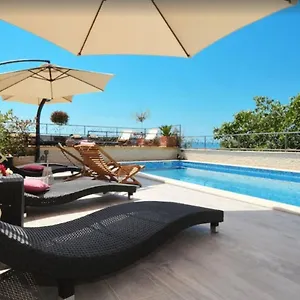 apartments-villa-golden-view.hotels-in-trogir.com/