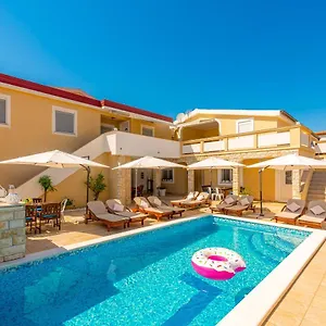 villa-karmen-vir-zadar-county.hotelinzadar.com/
